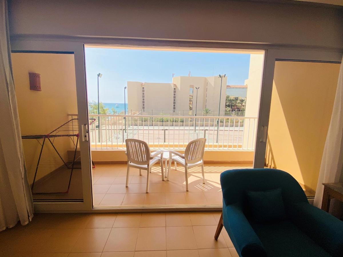 Hurghada Suites & Apartments Serviced By Marriott Eksteriør billede A balcony in a hotel room