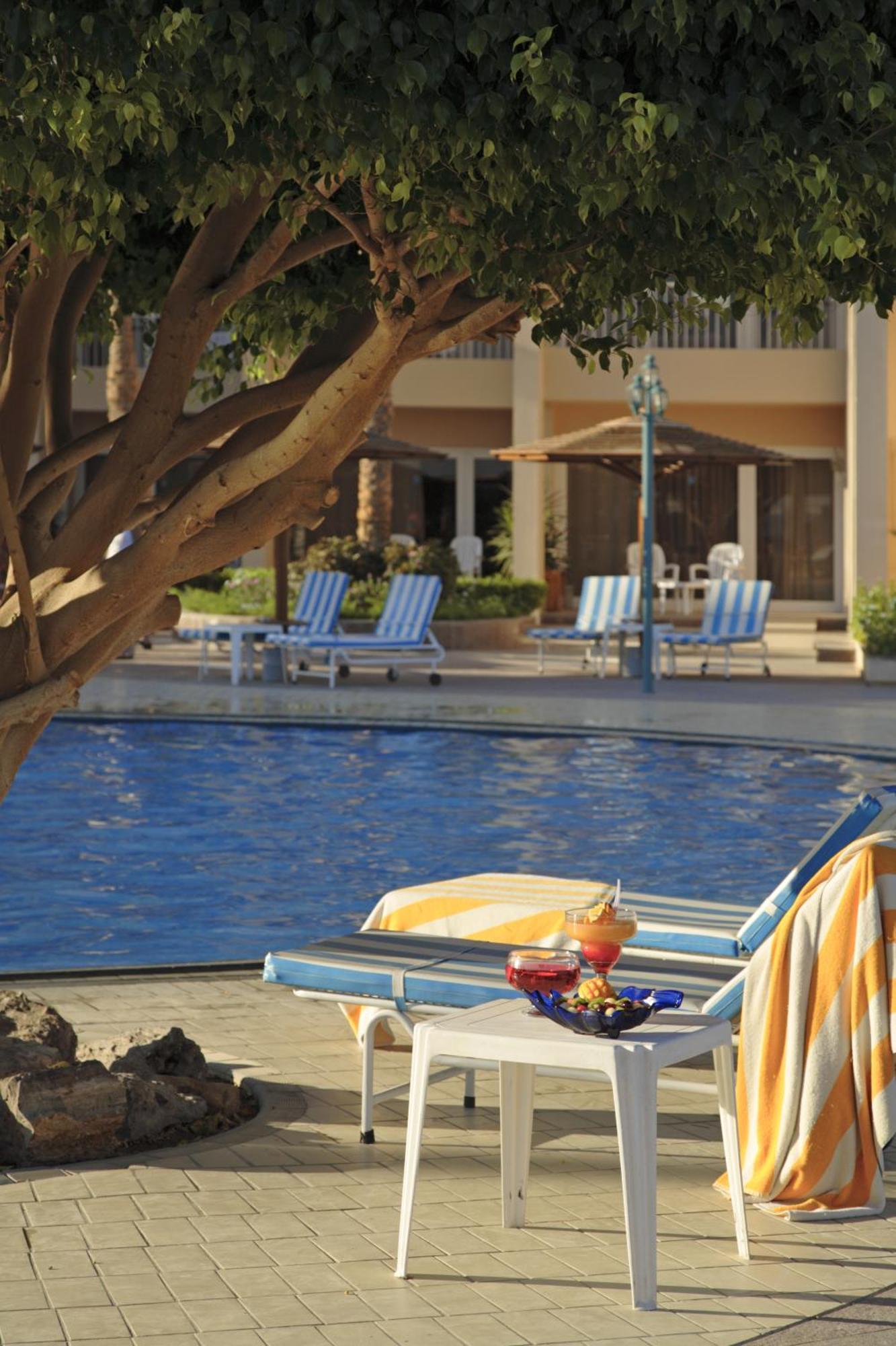 Hurghada Suites & Apartments Serviced By Marriott Eksteriør billede Pool at the Hilton Sharm El Sheikh